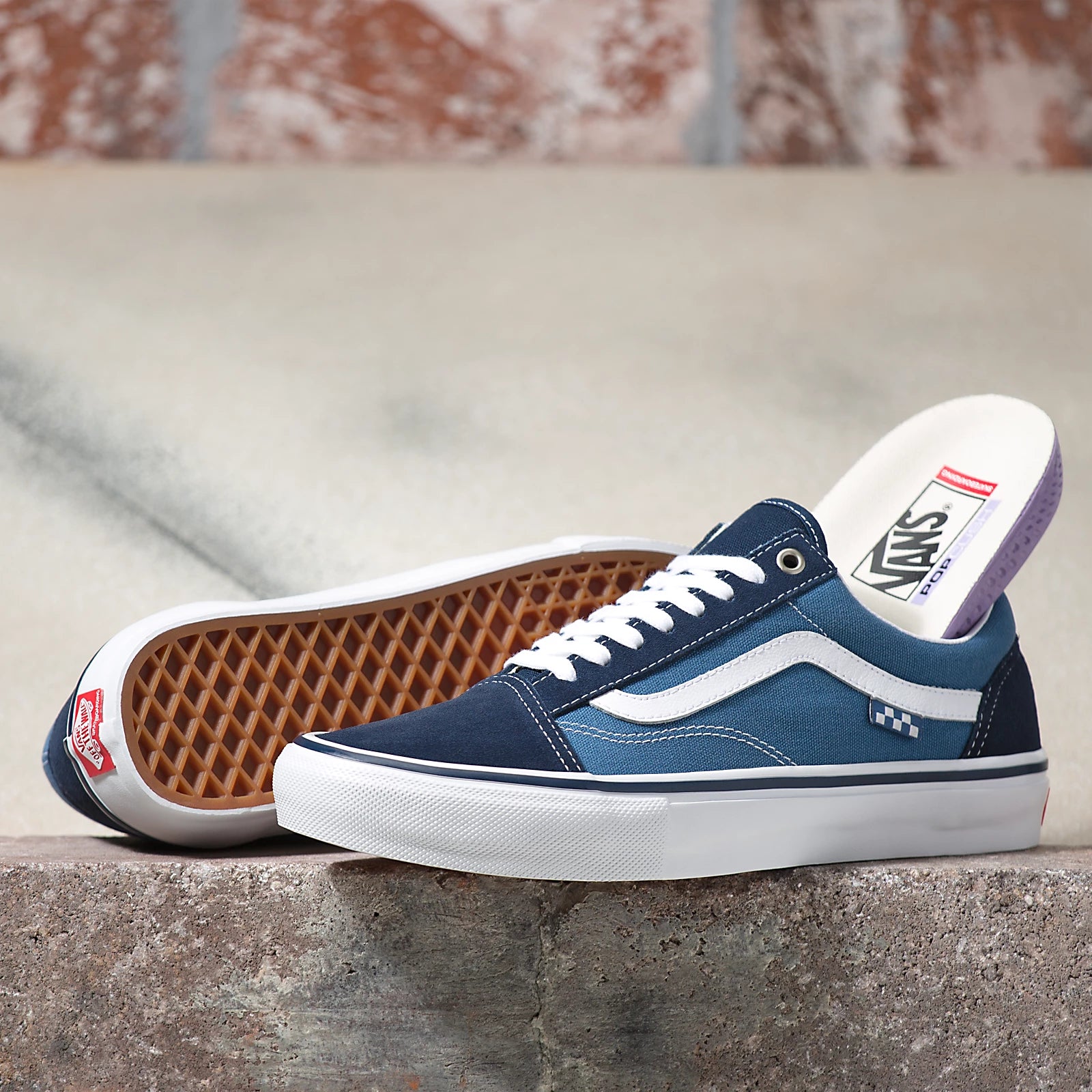 Vans old skool top navy on feet